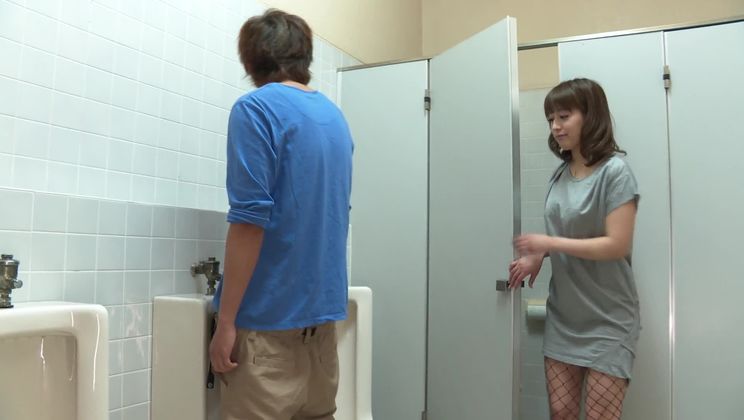 おしゃれなアジア人、三上里穂が私のチンポをしゃぶっている