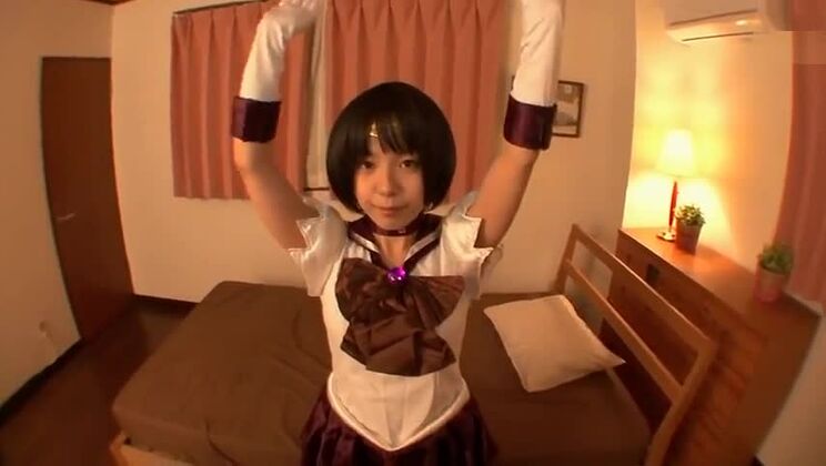 胸が平らなアジア人売春婦が顔に精液を浴びる