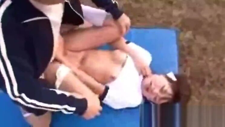 愛らしい東洋のビッチが激しいセックスをする動画