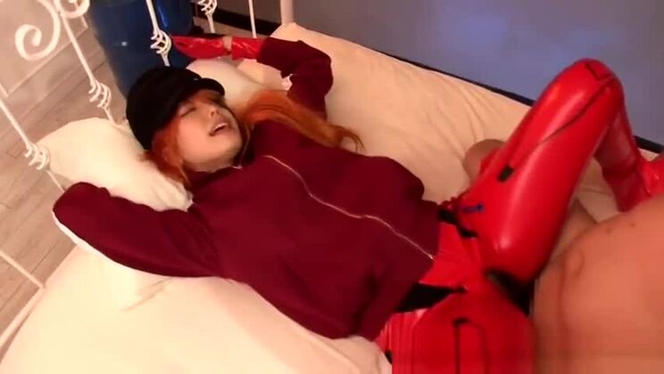 ハンサムな東洋のビッチが素晴らしいフィンガリングポルノパフォーマンスを披露