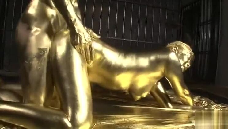 魅惑的な日本人女性が素晴らしいフェイシャルパフォーマンスを披露