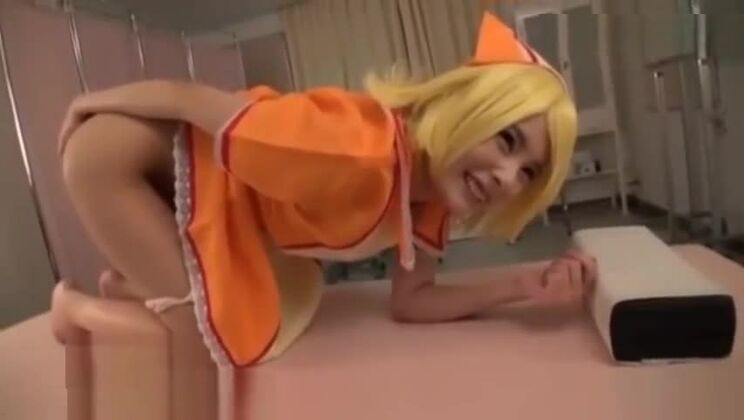 セクシーな東洋人女性の美しいコスプレポルノ