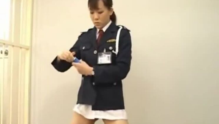 魅惑的な東洋の女性が激しく叩かれた