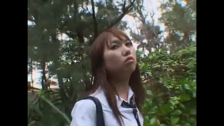 屋外にいる美人な日本人女性