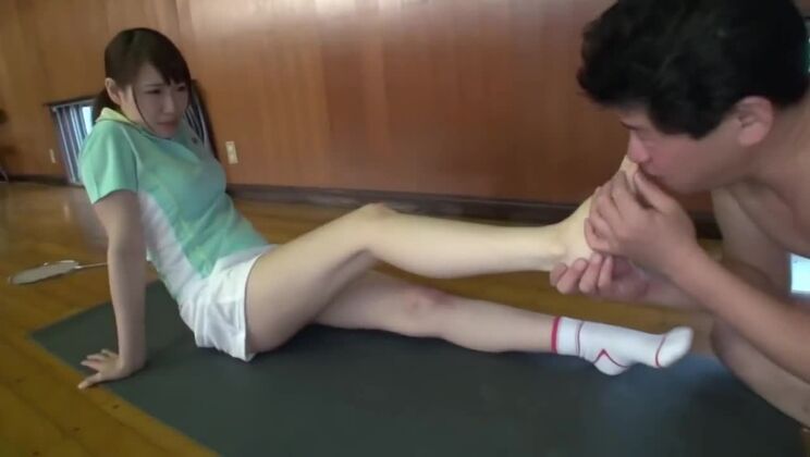 見た目の良い小さなおっぱいのアジア人少女がフェティッシュの夢を体現