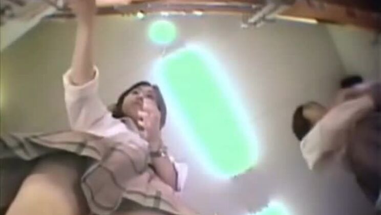 信じられないほどセクシーなランジェリーを身に着けた日本人少女のXXXビデオ穏やかな