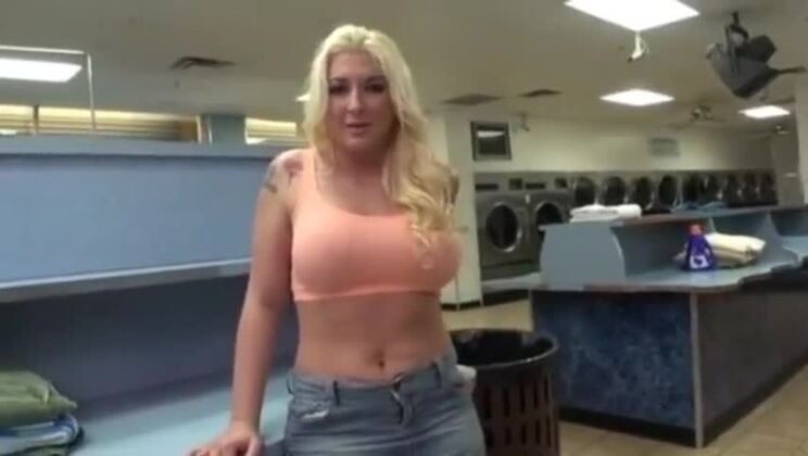 信じられないほど美しい東洋人女性が公共の場で熱いアマチュアセックスをしている