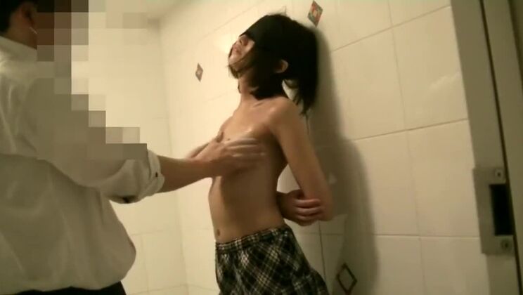 美しい東洋の女性がフェティッシュな夢を叶える