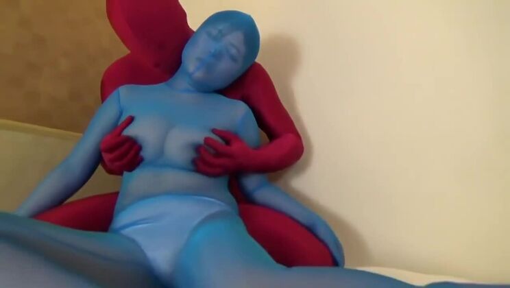 セクシーな巨乳の日本人女性が出演する、きわどいポルノビデオ