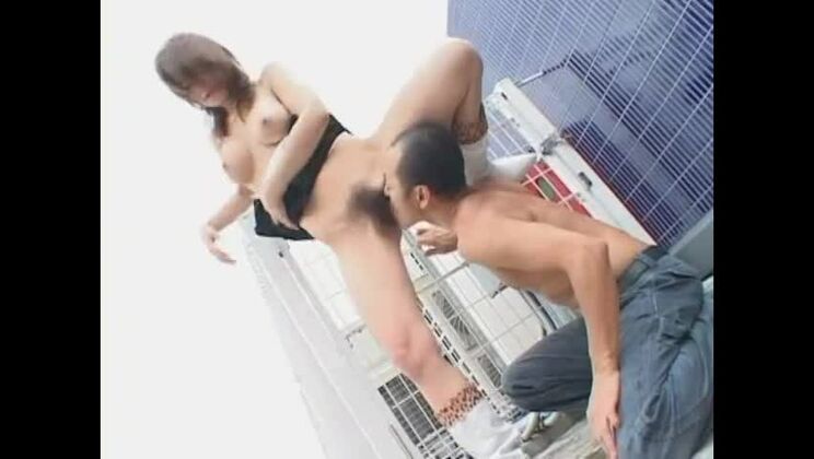 賞賛に値する巨乳のアジア人 北島玲 指責め彼女のプッシーがオーガズムに達するまで屋外で