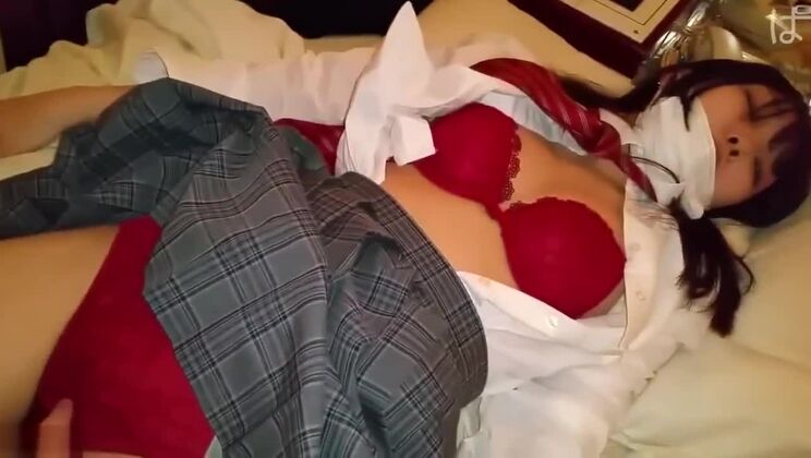 魅力的な平胸のアジア人女性