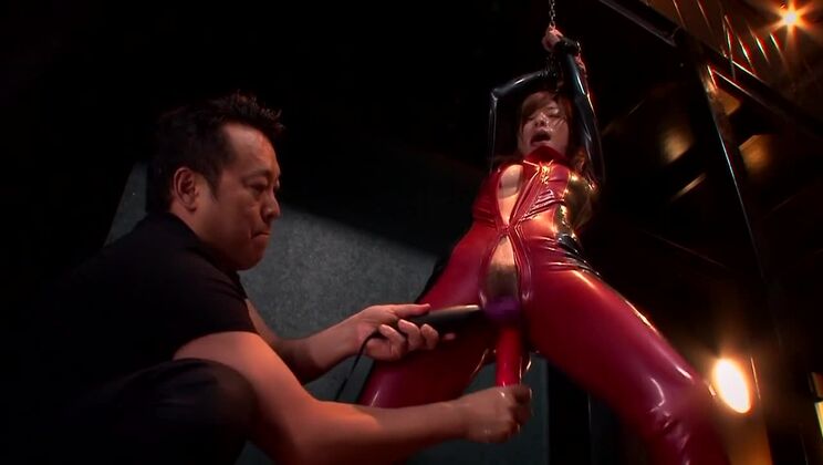 豊満な体つきの日本人、香澄かほが出演する素晴らしいラテックスポルノビデオ