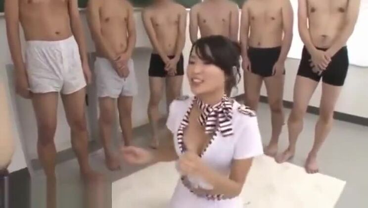 魅惑的な日本の尻軽女はフェチ遊びが好き