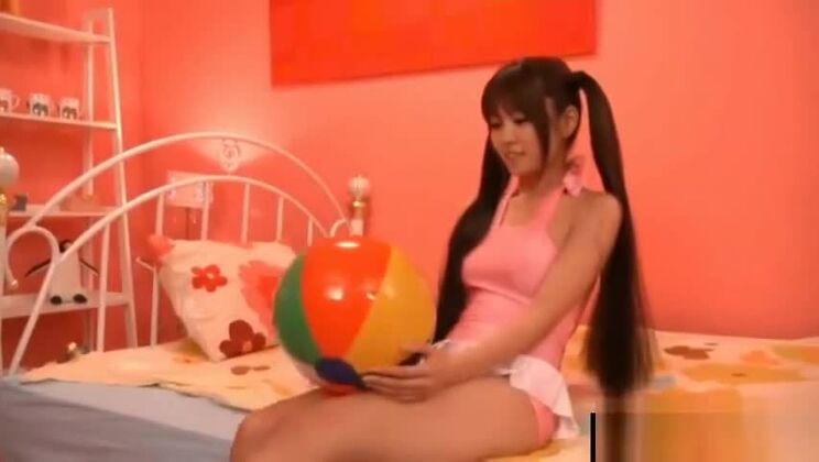 美しいアジア人女性がコスプレXXX映画に出演