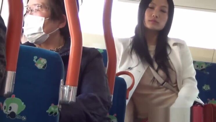 公共の場で東洋人の女の子を誘惑する