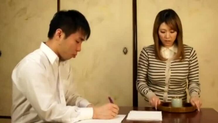 フェチポルノビデオに登場する、見事な巨乳の日本人女性