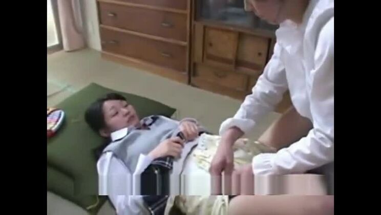 魅力的なアジア人女性が、ちょっと変わったフェティッシュ体験をする