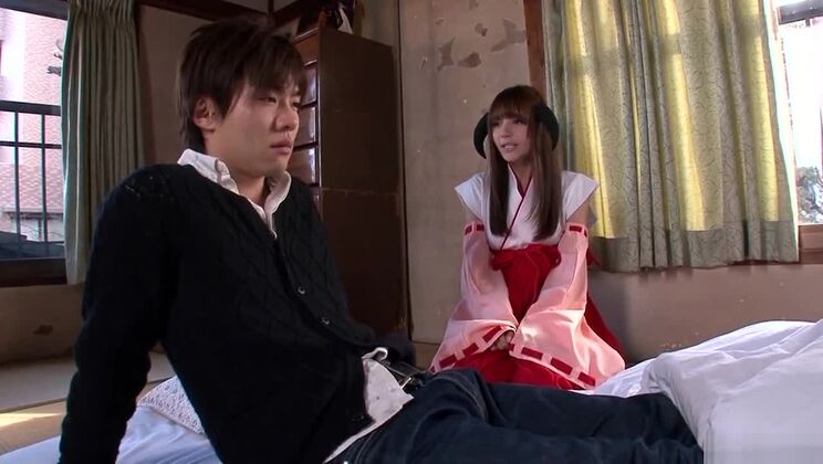 穏やかな日本人女性が素晴らしいコスプレポルノビデオを披露