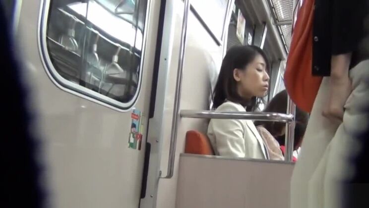 公共の場で排尿 XXX ビデオを演じるセクシーな日本人売春婦