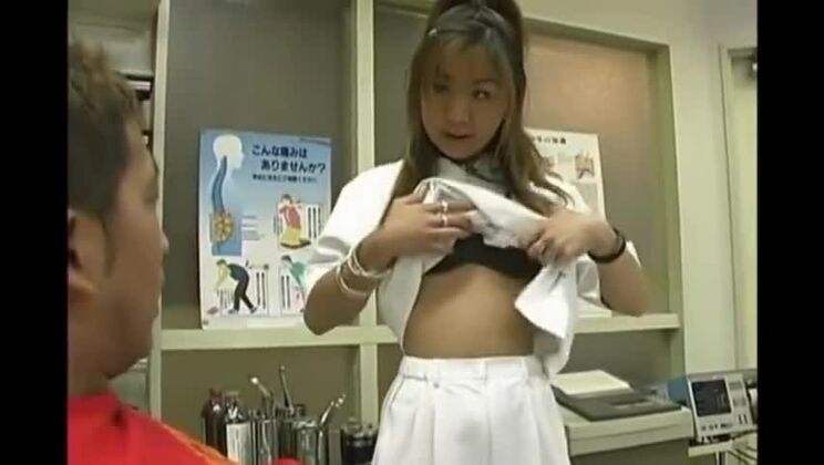 信じられないほど魅力的なアジア人売春婦がホットなアマチュアポルノを披露