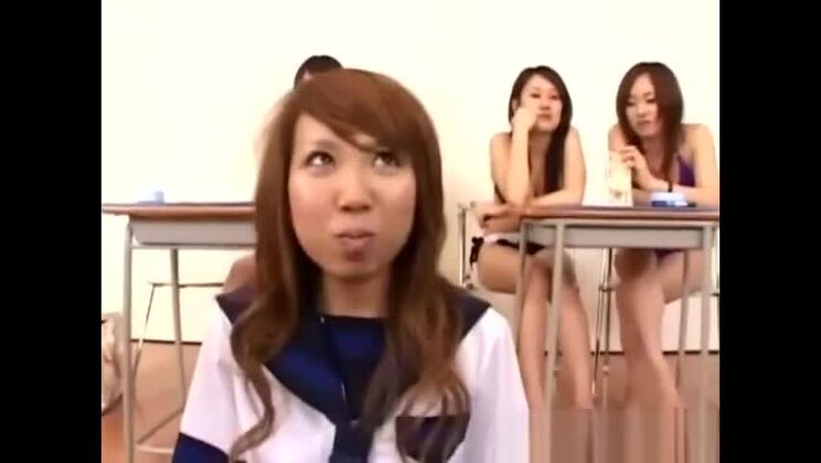 魅力的なアジア系の尻軽女が、彼女の卑猥で変態的な夢を叶える