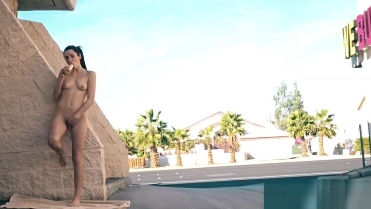 屋外で魅力的な平胸の東洋の娼婦