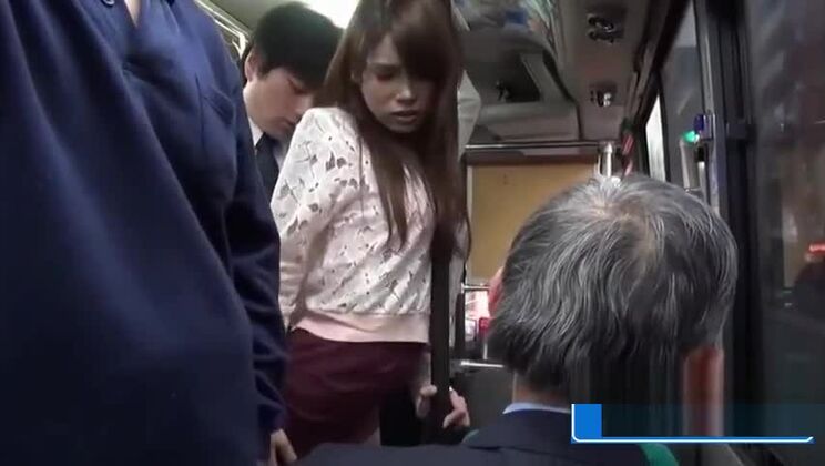 挑発的なアジア人売春婦が人前で自分の愛の穴に指を入れている