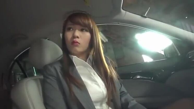 信じられない東洋の尻軽女が精液シャワーを浴びている