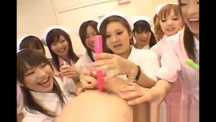 魅惑的なアジアの売春婦が情熱的な異人種間セックスをする