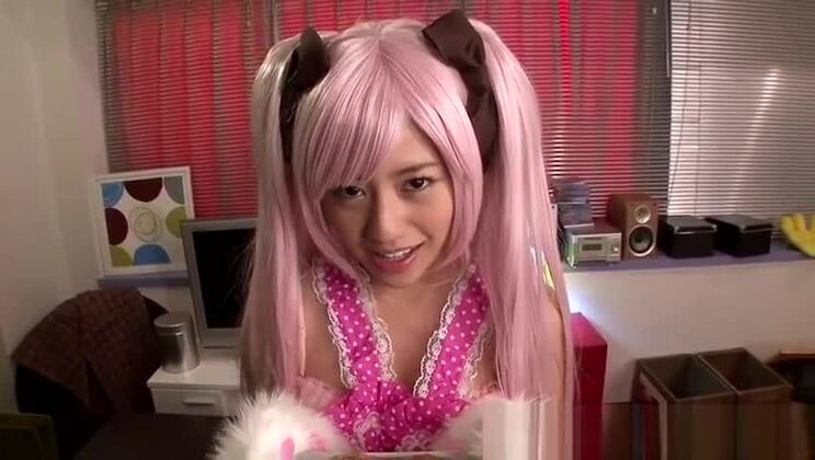 小さな胸のアジア人女性が激しくファックされる