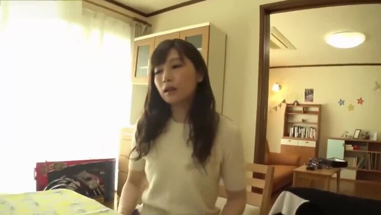 魅力的な小ぶりな胸のアジア人女性