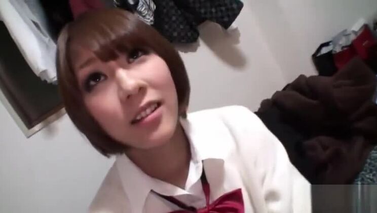 ハンサムで平胸の東洋人女性が、素晴らしいフィンガリングポルノパフォーマンスを披露