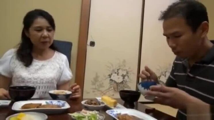 素晴らしいアジア人既婚女性による、驚くべき排尿セックスビデオ