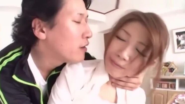 魅力的な巨乳の日本人ビッチがぶっかけポルノビデオに登場