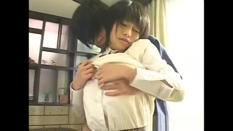 魅惑的なアジアの尻軽女が本物のハードコアビデオに登場