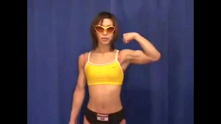 ゴージャスな平胸の東洋の女性が激しく掘られる