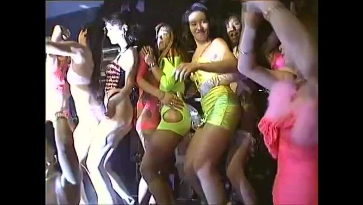 可愛い日本人売春婦がワイルドなギャングバンXXXシーンでパフォーマンス