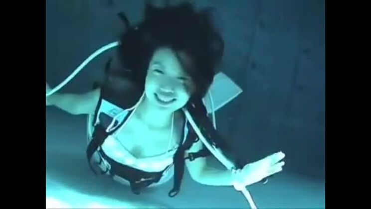 ハンサムな日本人女性がホットなXXXコスプレ体験をする