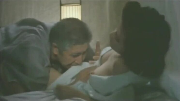 かわいい巨乳の日本のビッチが変態ポルノビデオに登場