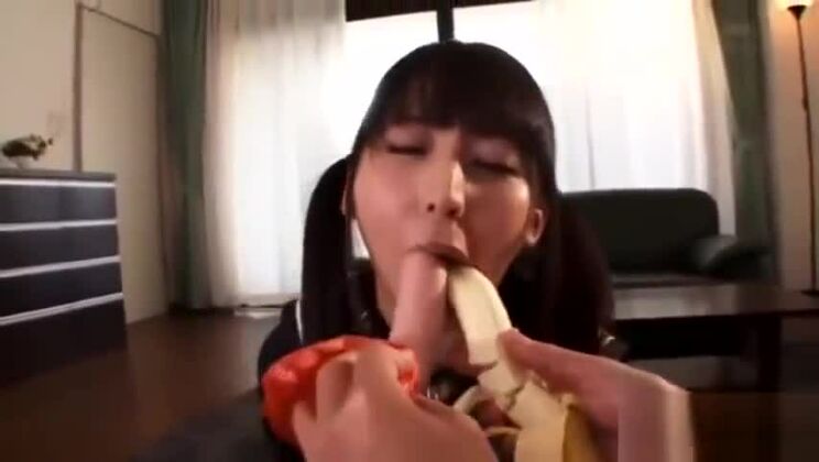 愛らしい東洋の売春婦がディープスロートのポルノビデオを演じる