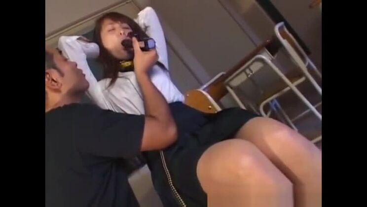 素晴らしい異人種間ポルノビデオをフィーチャーした愛らしいアジア人売春婦