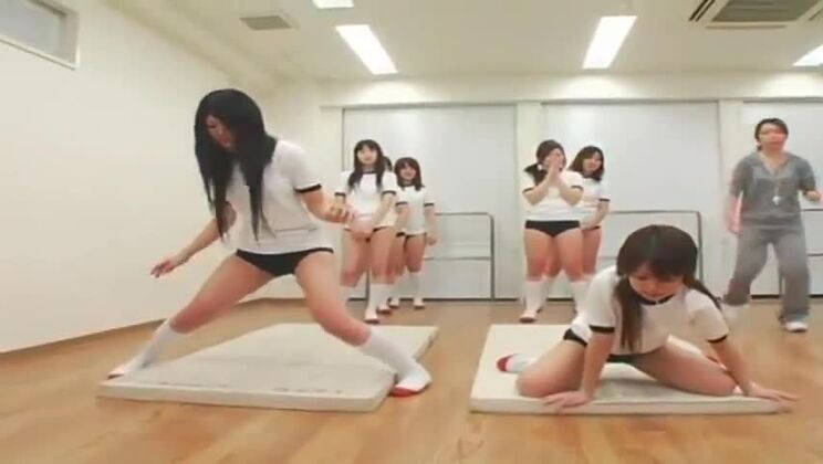 素晴らしい顔射を受けるハニーな日本人売春婦