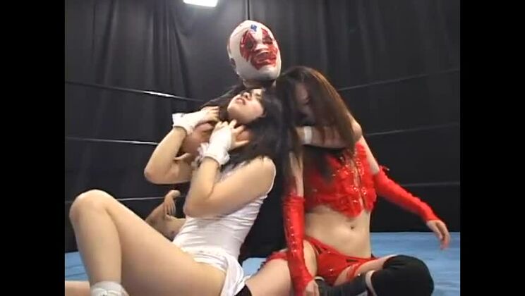 信じられないほどの日本のビッチが彼女のフェティッシュの夢を体現する