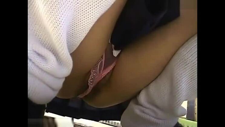 魅力的なアジア人女性が公共の場で自分の卑猥な妄想を実現させている