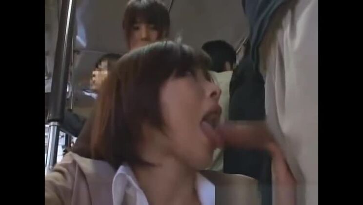 公共の場でホットな日本人ビッチ