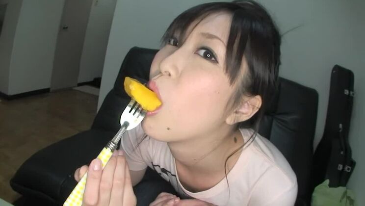 ホットなアマチュアポルノをフィーチャーした魅惑的な東洋のビッチ