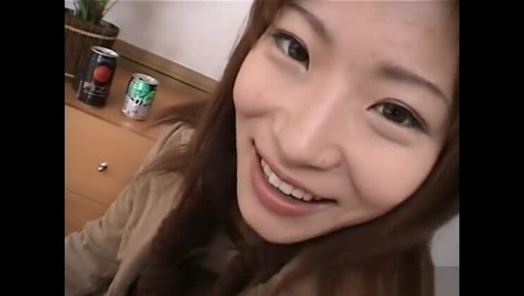 可愛い巨乳の日本人ビッチが顔に精液をかけられた