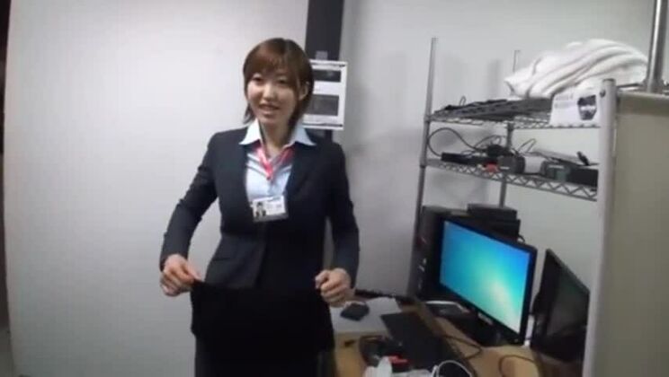 公共の場で魅惑的な褐色の日本人娼婦