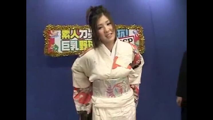 ハンサムで巨乳の東洋人売春婦が公共の場で素晴らしいアマチュアポルノに出演