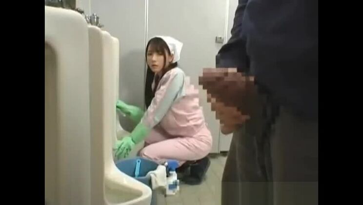 魅力的な日本人娼婦による、驚くべき排尿セックスビデオ